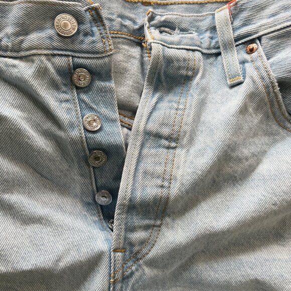 Levi's 501 Jean Shorts Light Blue Frayed Denim Size W32 32 14 - Picture 5 of 11